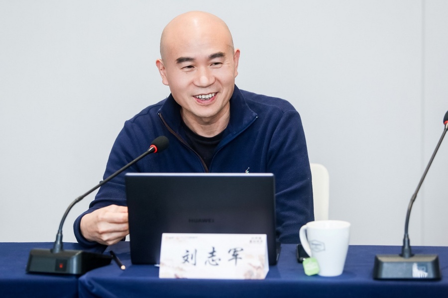 电脑前坐着穿蓝色衣服的人中度可信度描述已自动生成