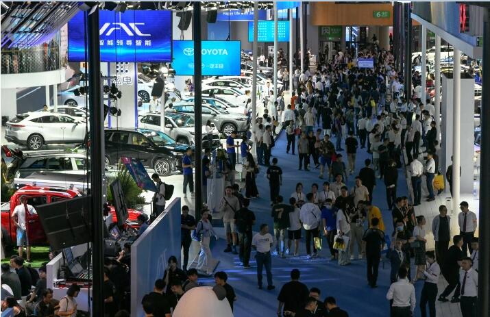 特斯拉“鲶鱼效应”引发连锁反应 新能源车还有多少降价空间？