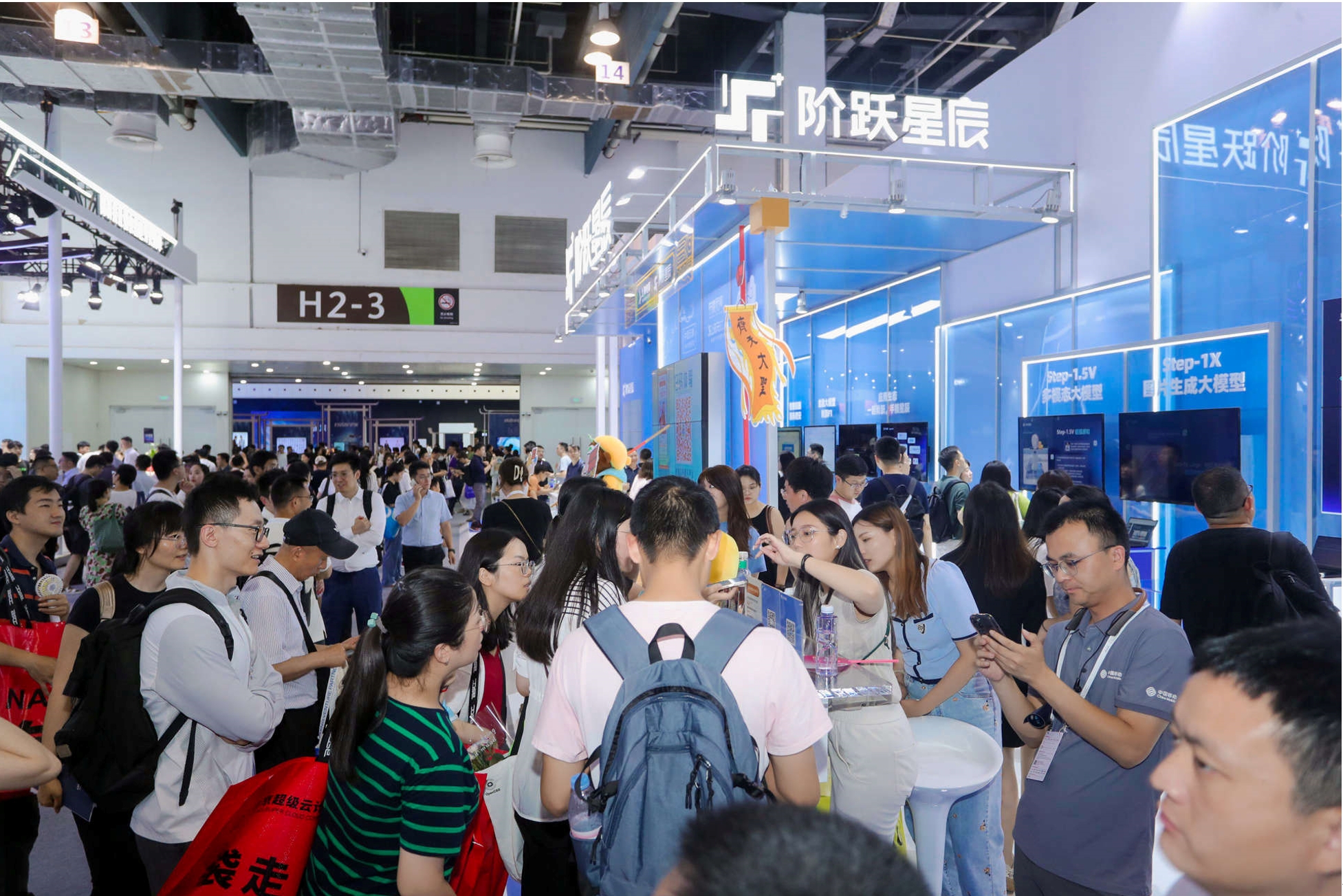 阶跃首度亮相WAIC 发布万亿参数大模型